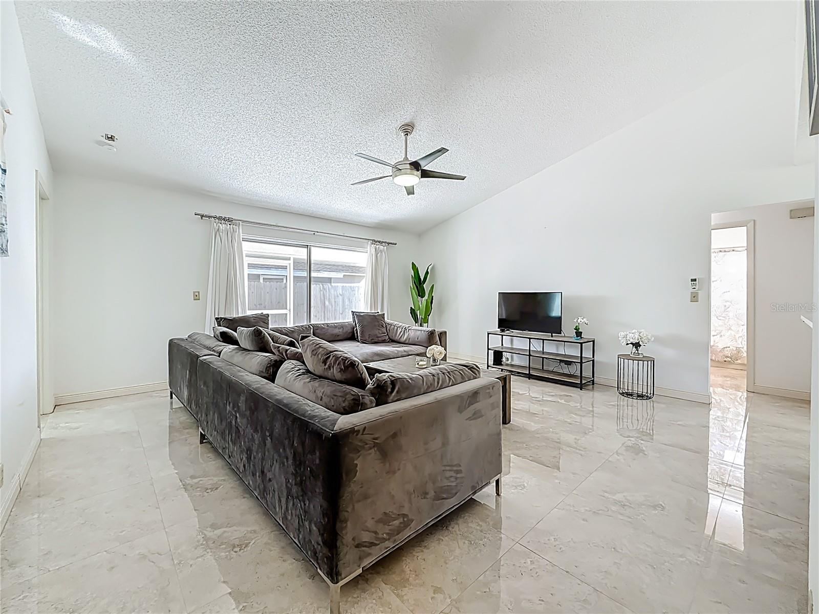 Image 14 of 52 For 1909 Castle Bay Court