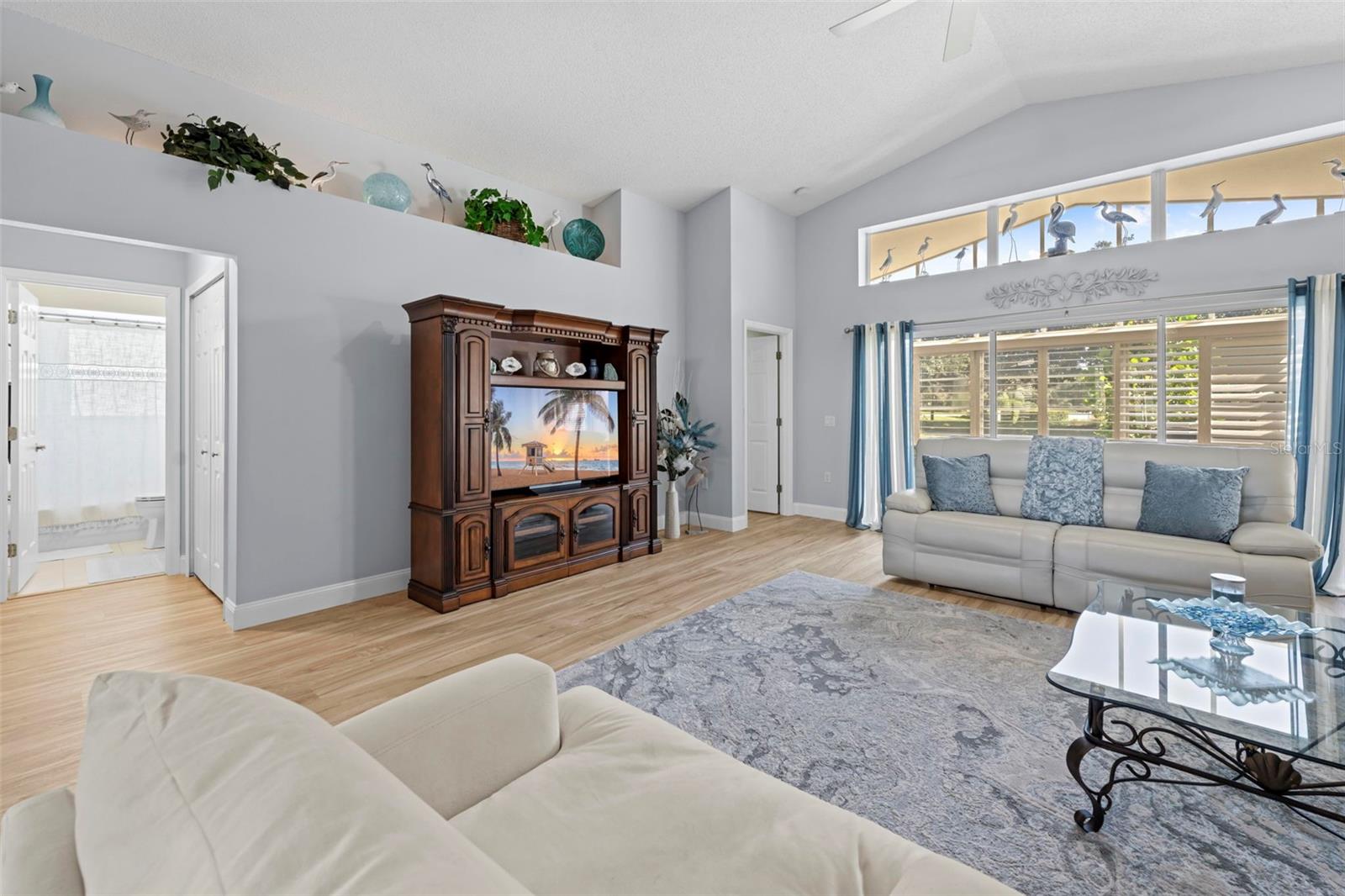 Listing photo id 10 for 412 Mistwood Court