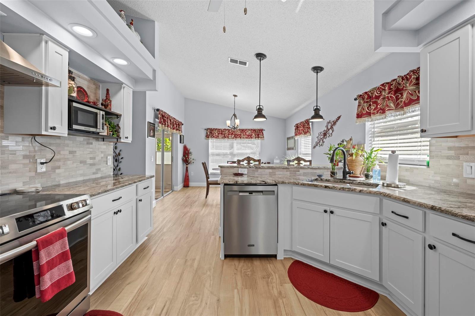 Listing photo id 19 for 412 Mistwood Court