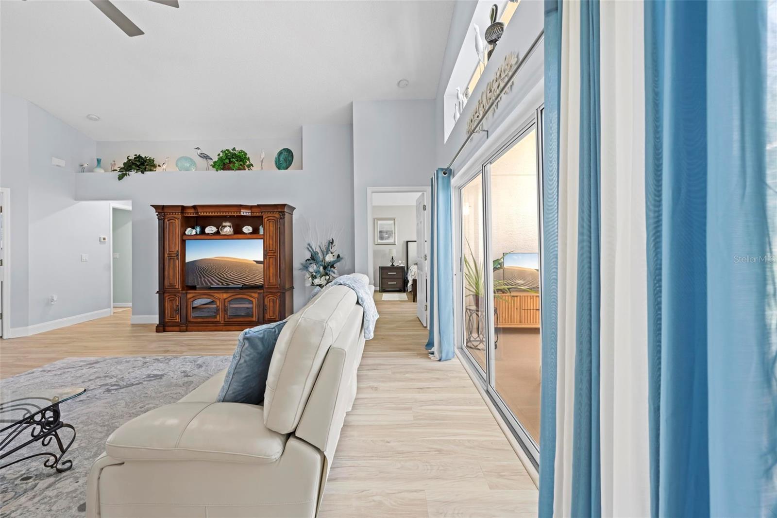 Listing photo id 5 for 412 Mistwood Court