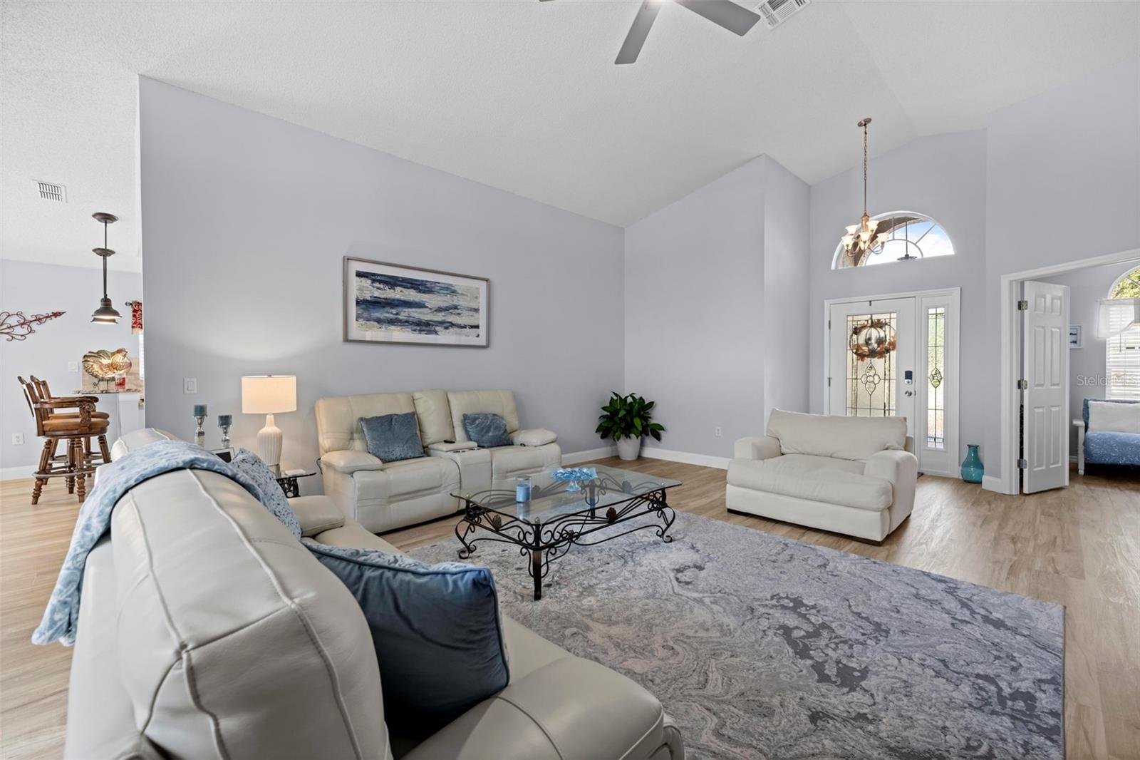 Listing photo id 7 for 412 Mistwood Court