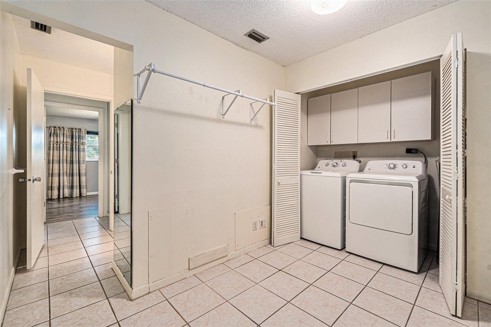 Image 20 of 35 For 382 Club Manor Drive