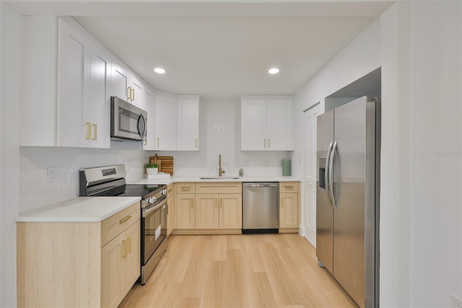 Listing photo id 11 for 2125 Ferris Avenue
