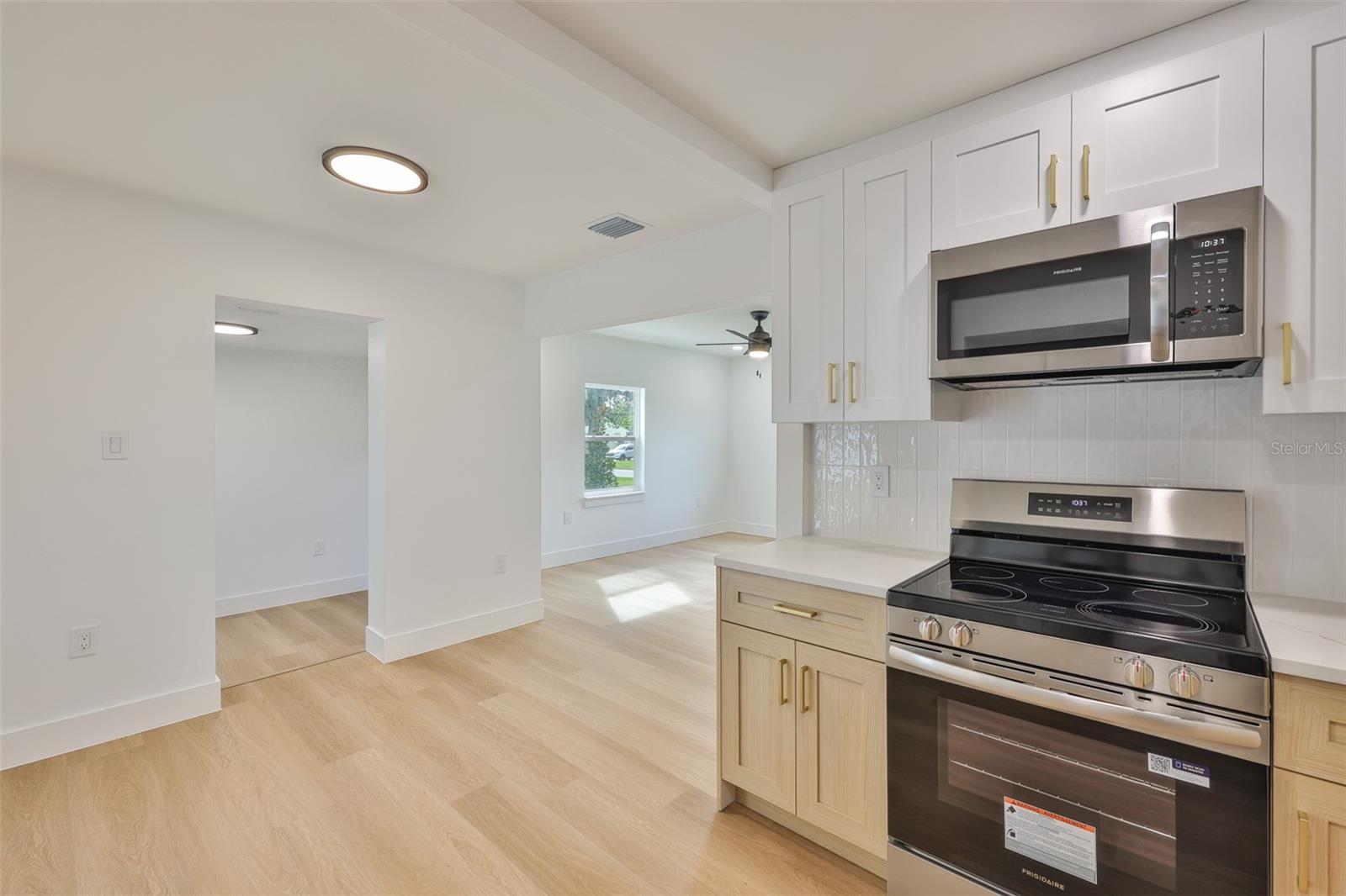 Listing photo id 12 for 2125 Ferris Avenue