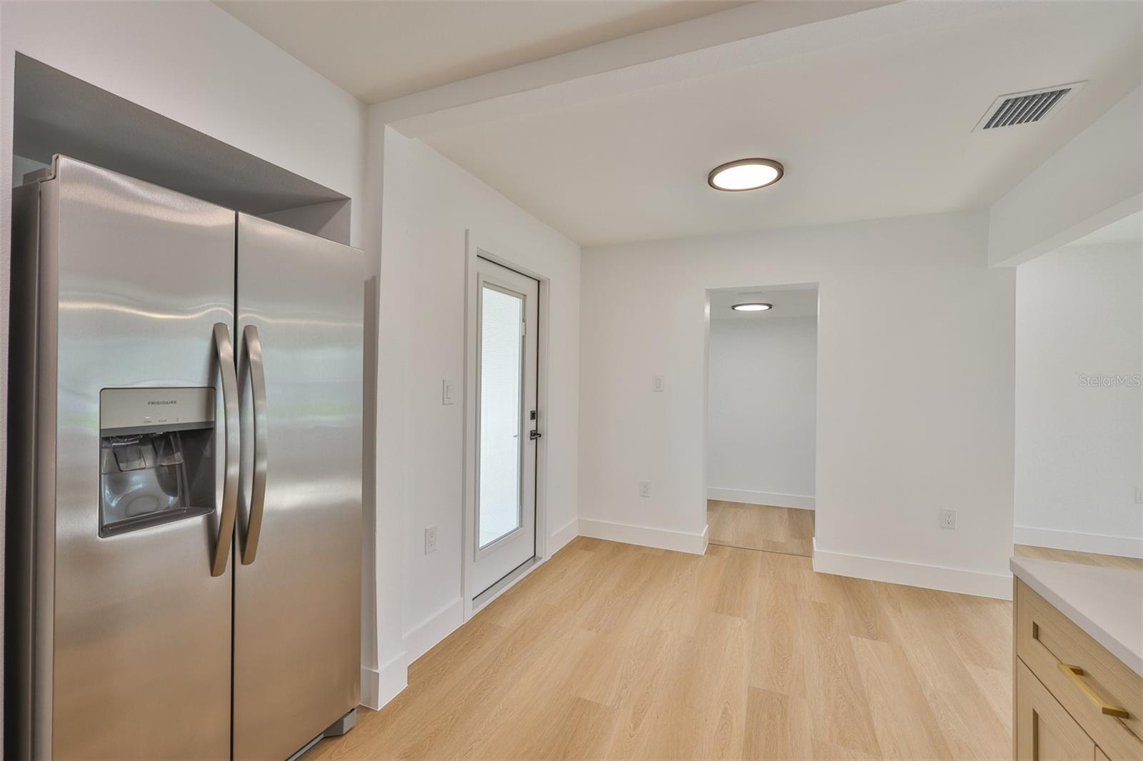 Listing photo id 13 for 2125 Ferris Avenue