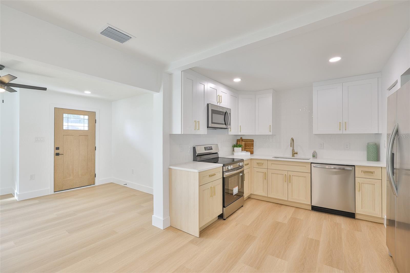 Listing photo id 14 for 2125 Ferris Avenue
