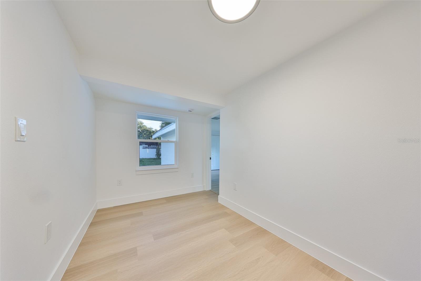 Listing photo id 16 for 2125 Ferris Avenue