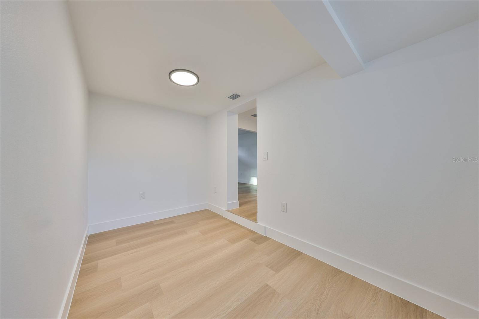Listing photo id 17 for 2125 Ferris Avenue