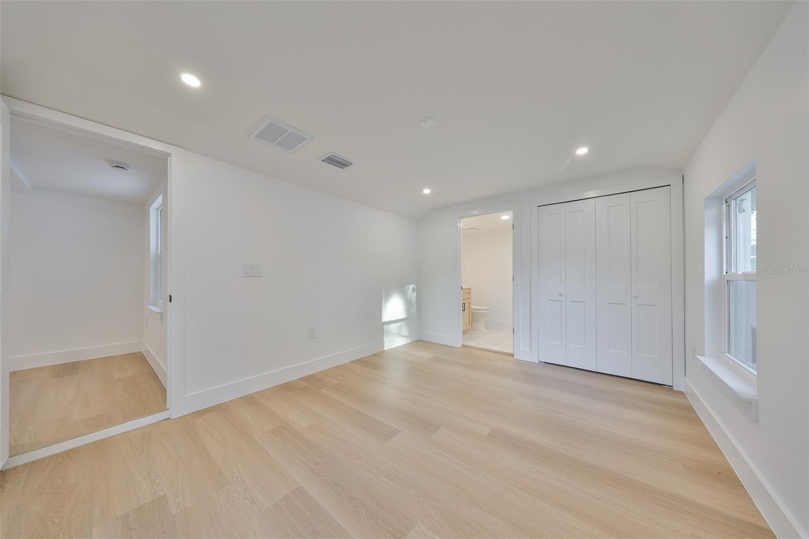 Listing photo id 18 for 2125 Ferris Avenue