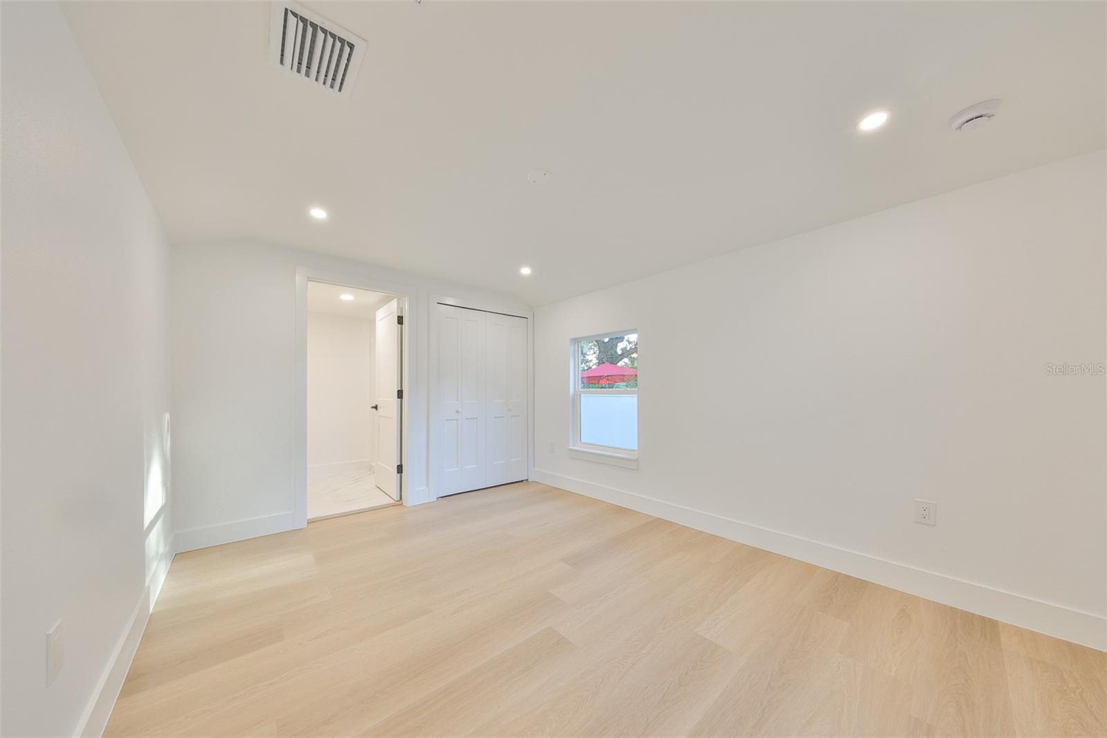 Listing photo id 19 for 2125 Ferris Avenue