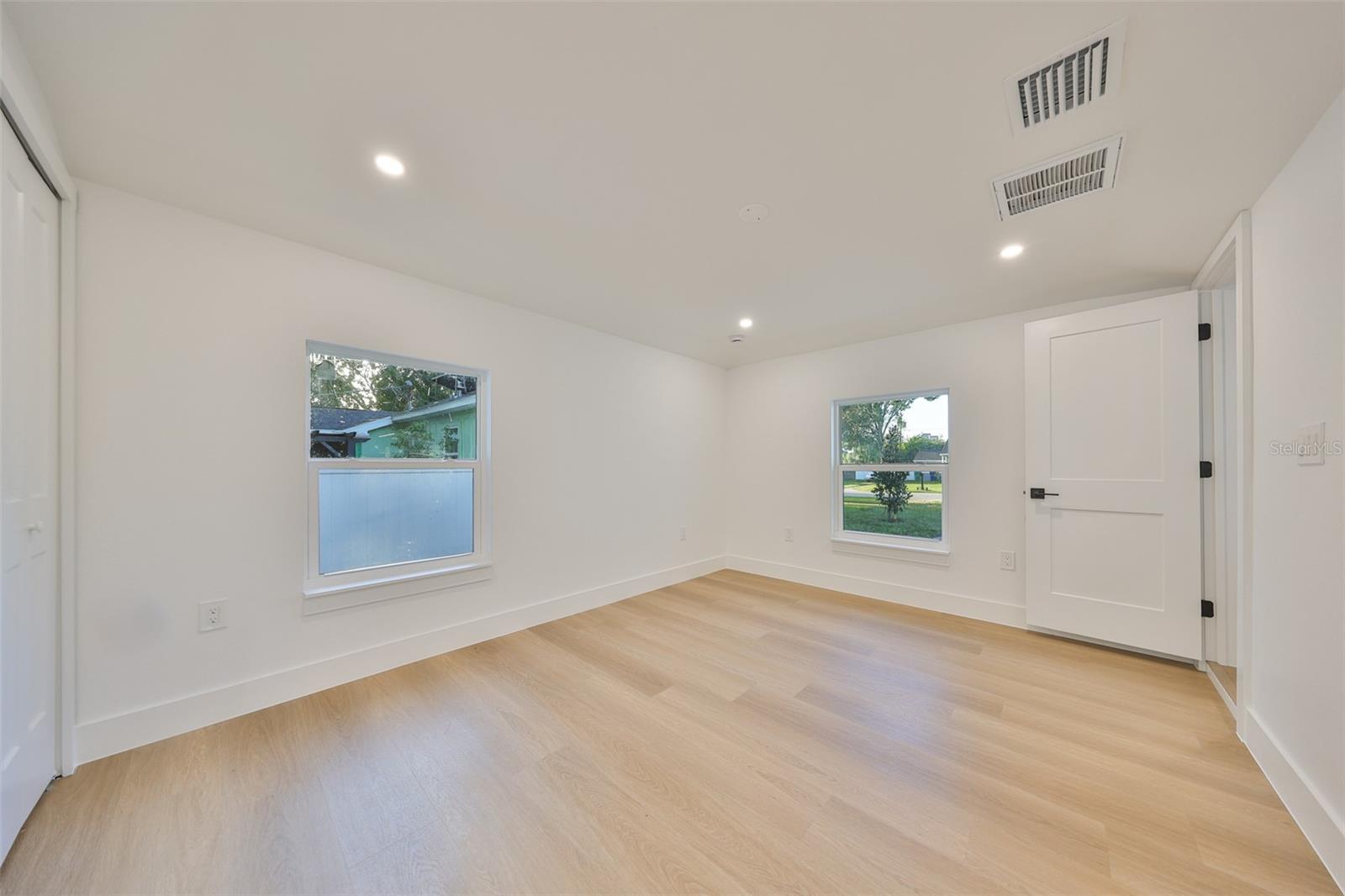 Listing photo id 20 for 2125 Ferris Avenue