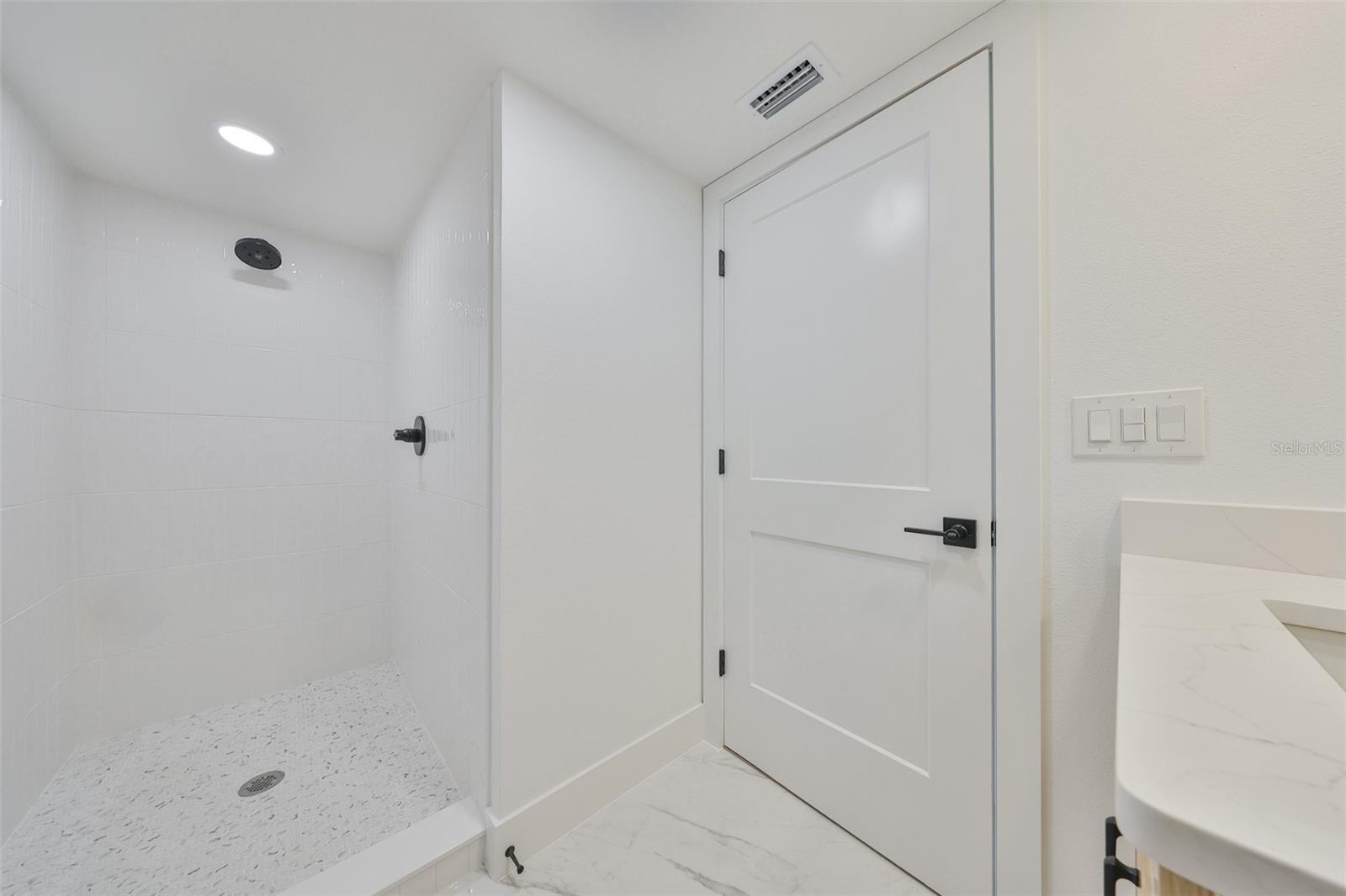 Listing photo id 23 for 2125 Ferris Avenue