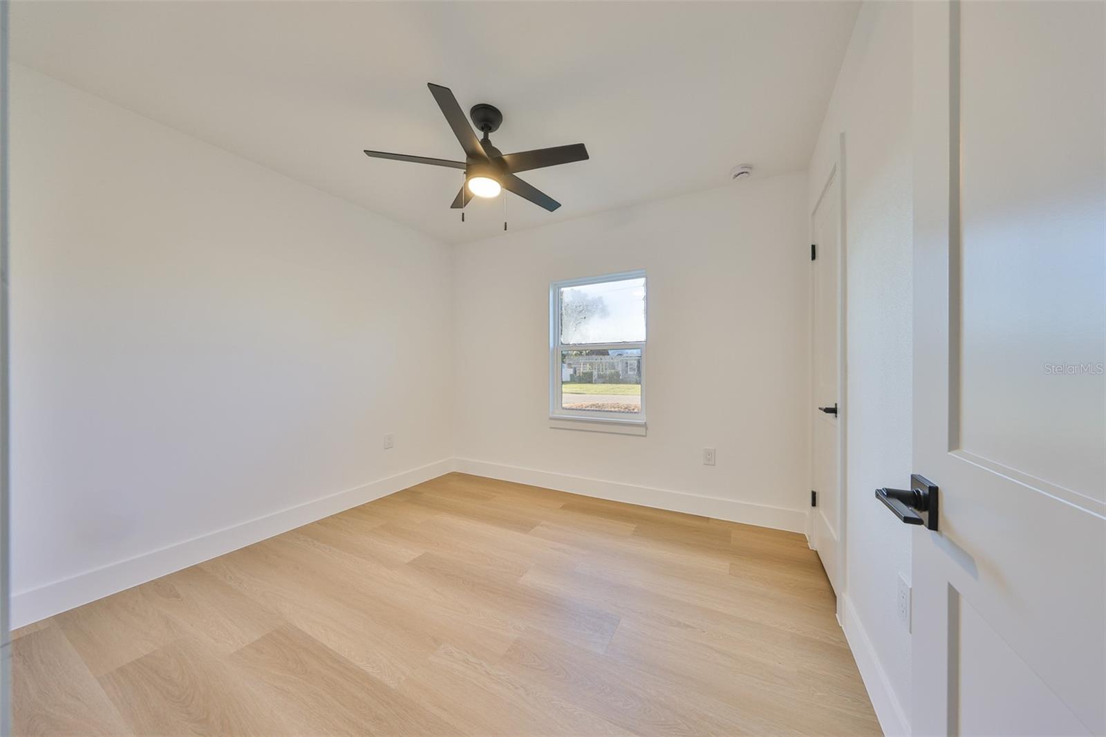 Listing photo id 24 for 2125 Ferris Avenue