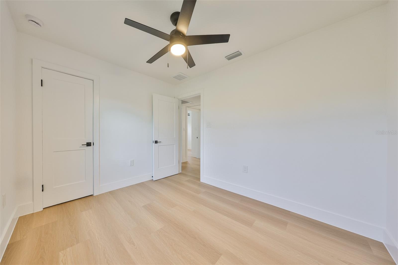 Listing photo id 25 for 2125 Ferris Avenue