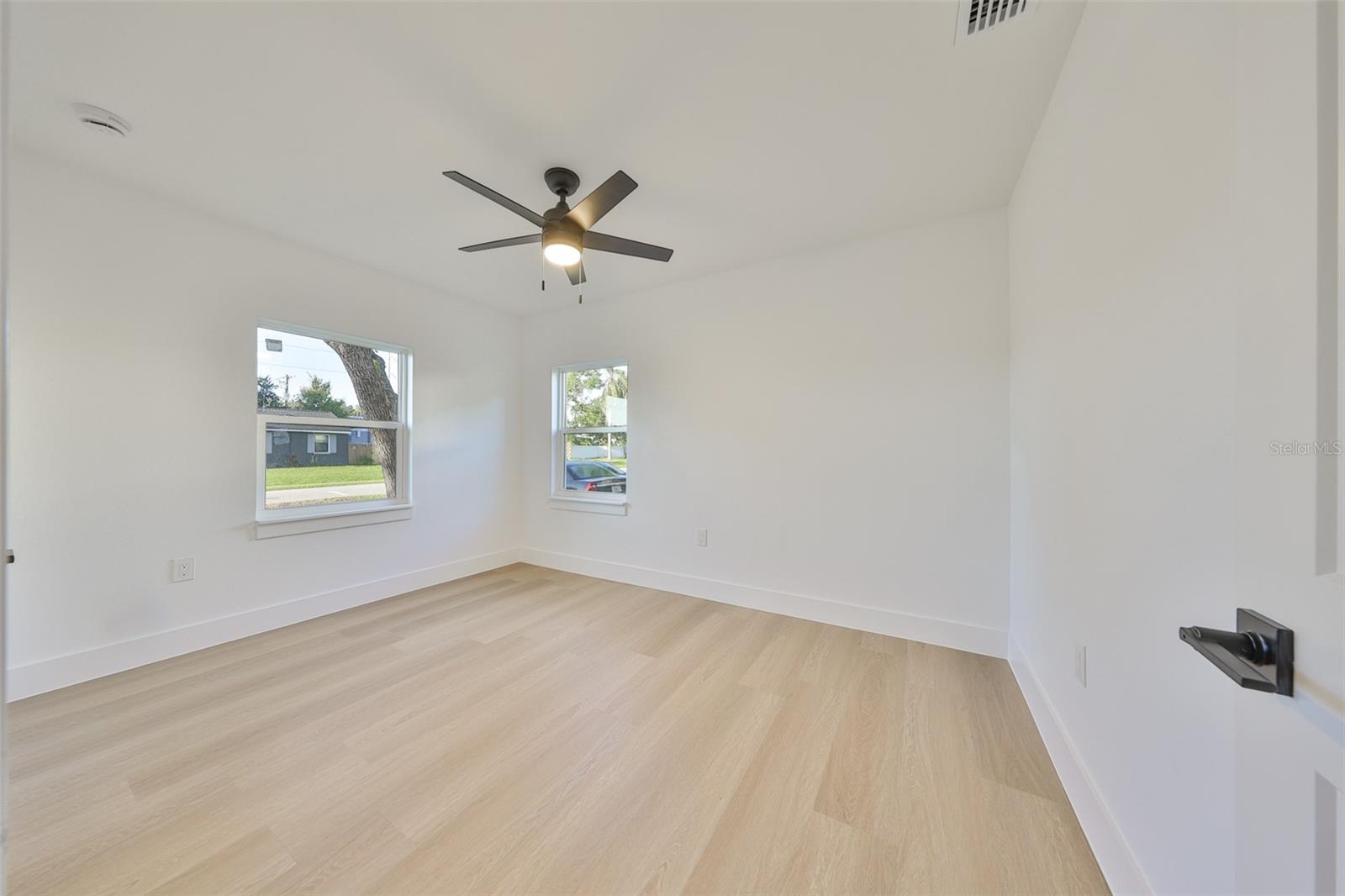 Listing photo id 26 for 2125 Ferris Avenue