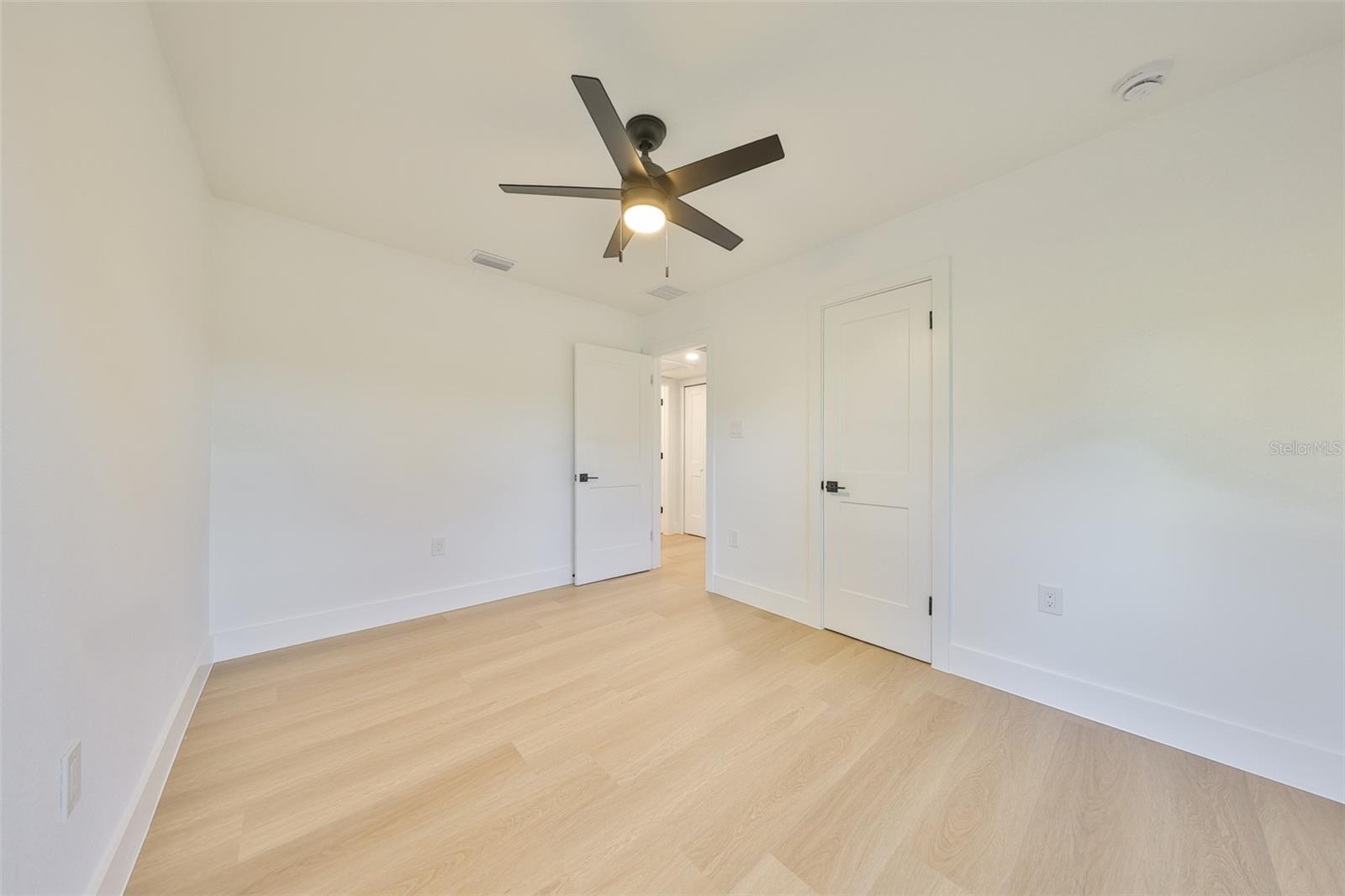 Listing photo id 28 for 2125 Ferris Avenue