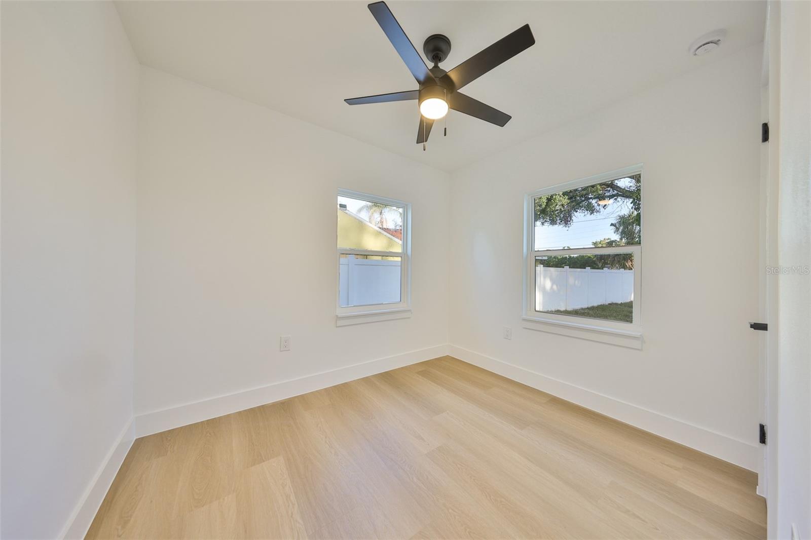 Listing photo id 30 for 2125 Ferris Avenue
