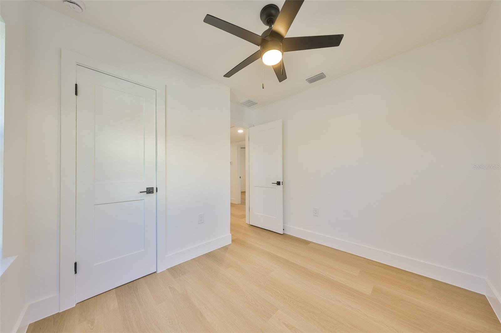 Listing photo id 32 for 2125 Ferris Avenue