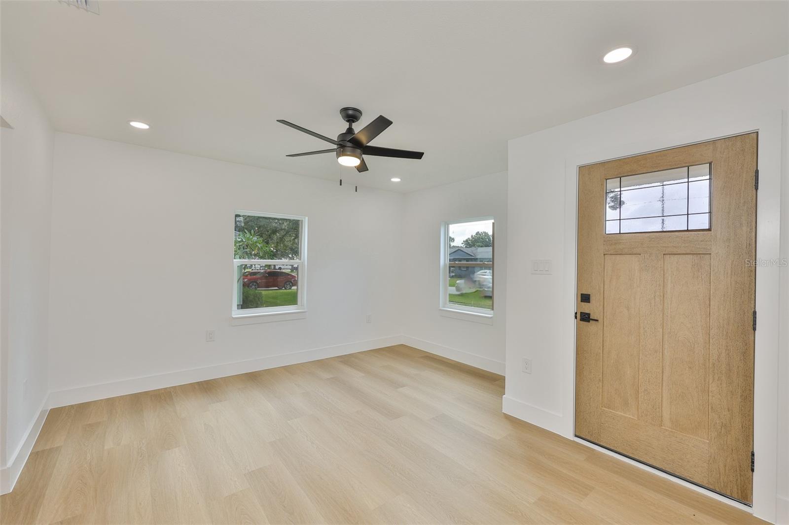 Listing photo id 4 for 2125 Ferris Avenue