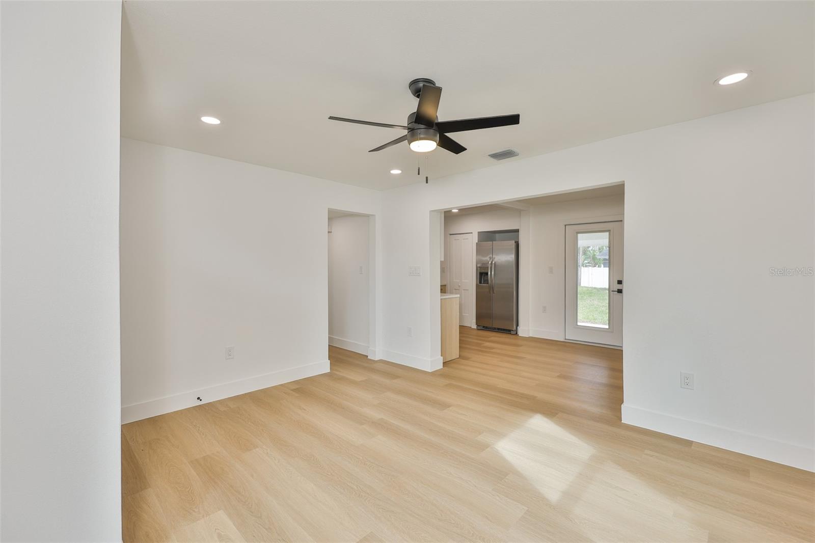 Listing photo id 6 for 2125 Ferris Avenue