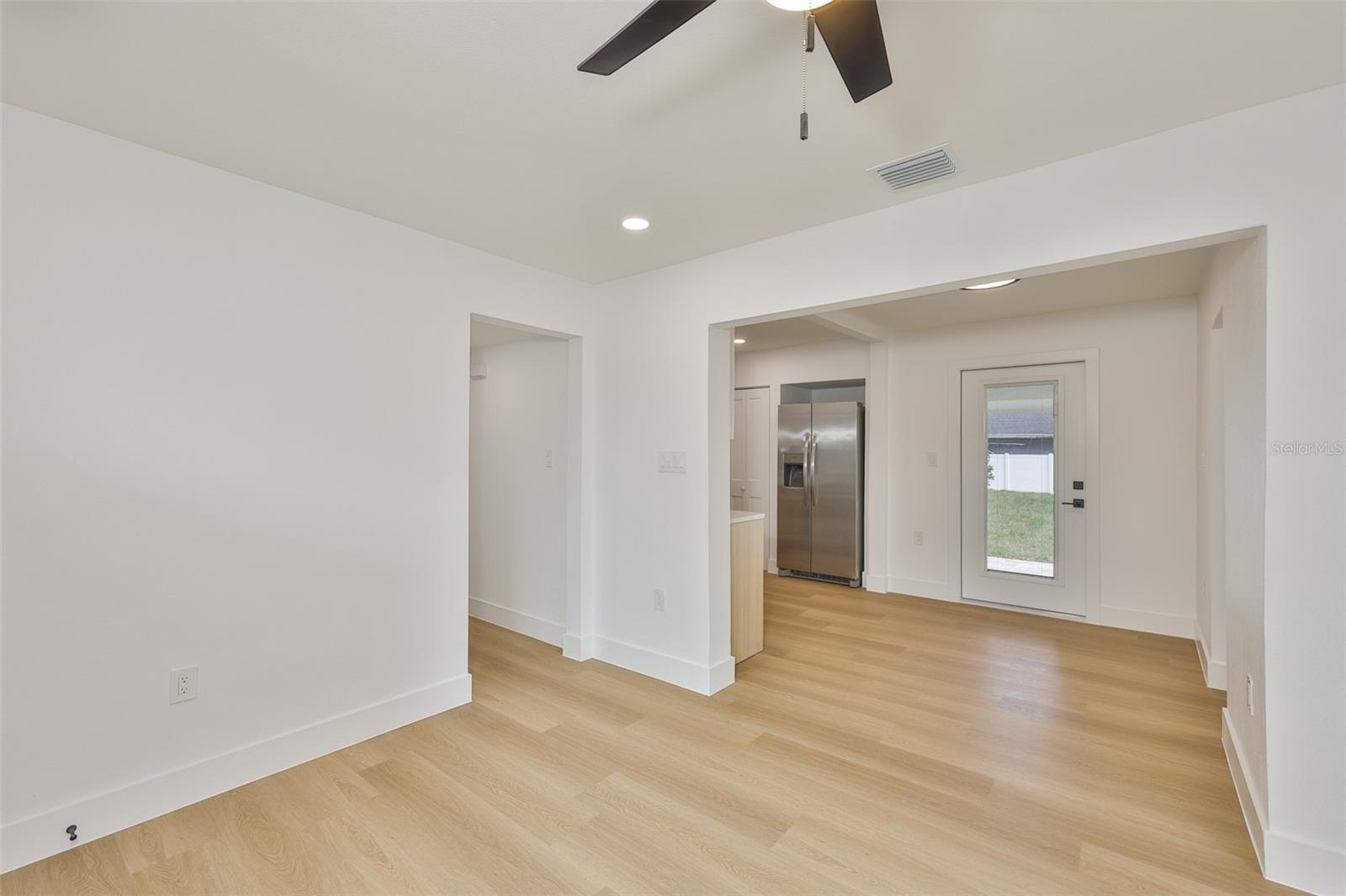 Listing photo id 7 for 2125 Ferris Avenue