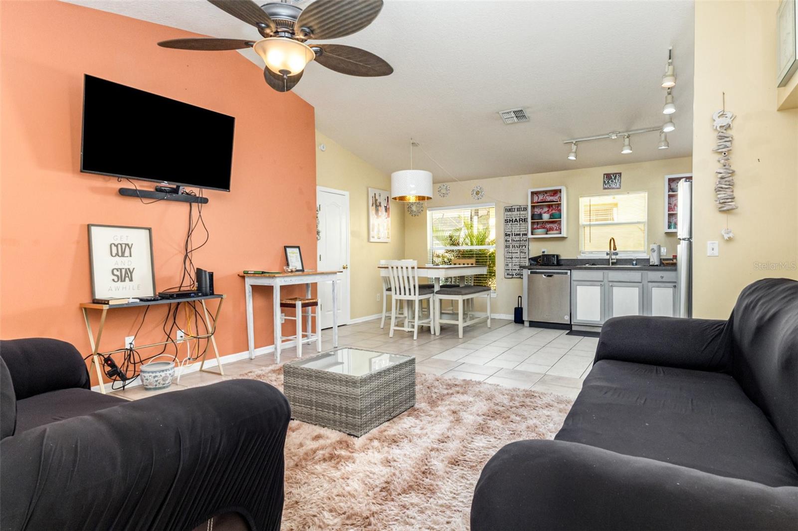 Image 4 of 32 For 1111 Royal Ridge Drive