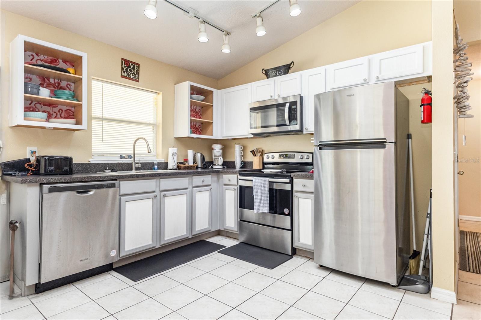 Image 8 of 32 For 1111 Royal Ridge Drive