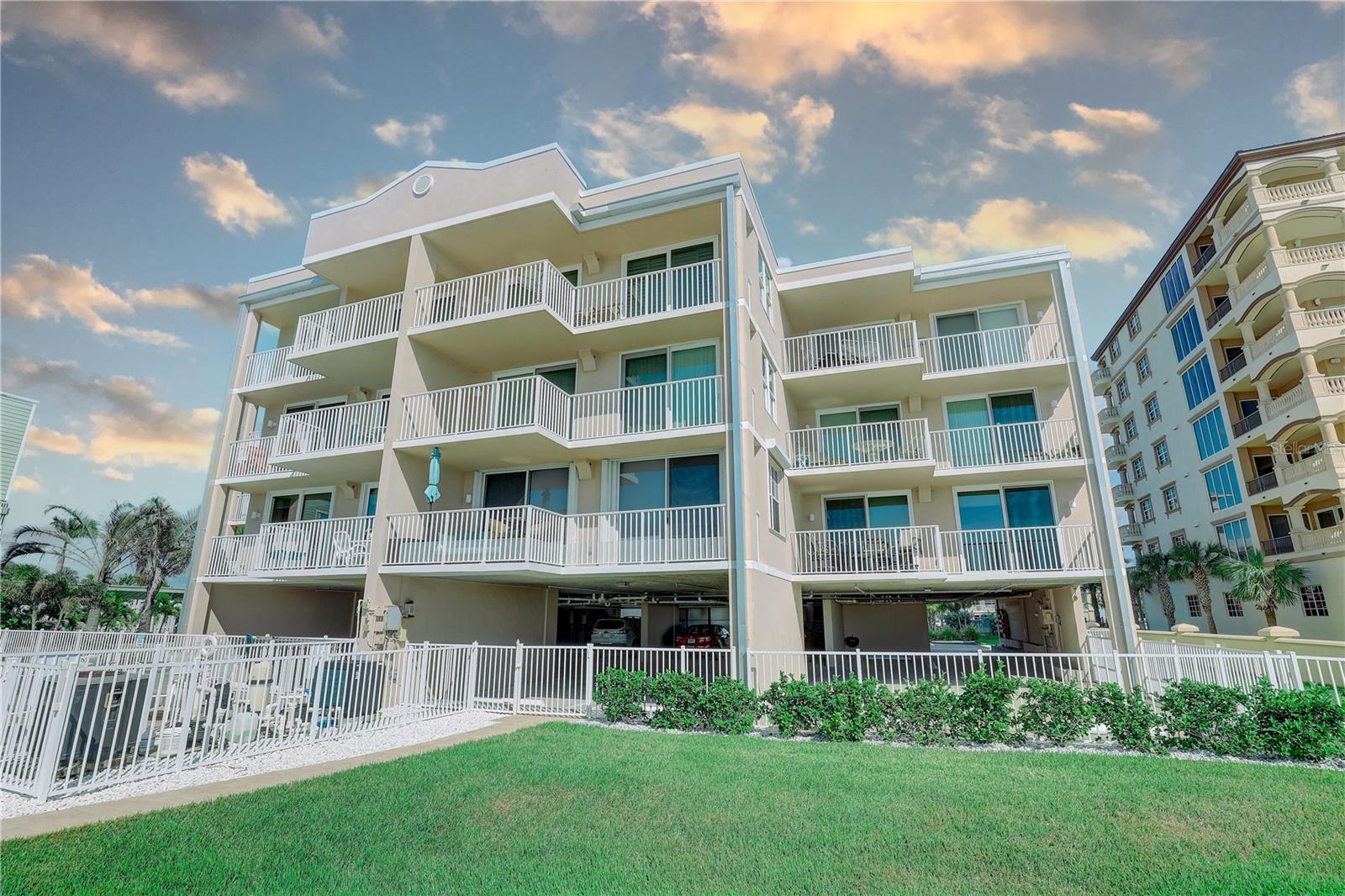 Image 33 of 44 For 19526 Gulf Boulevard 2c