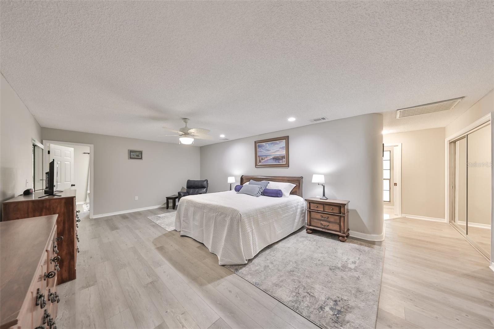 Listing photo id 13 for 1902 Sweet Bay Court