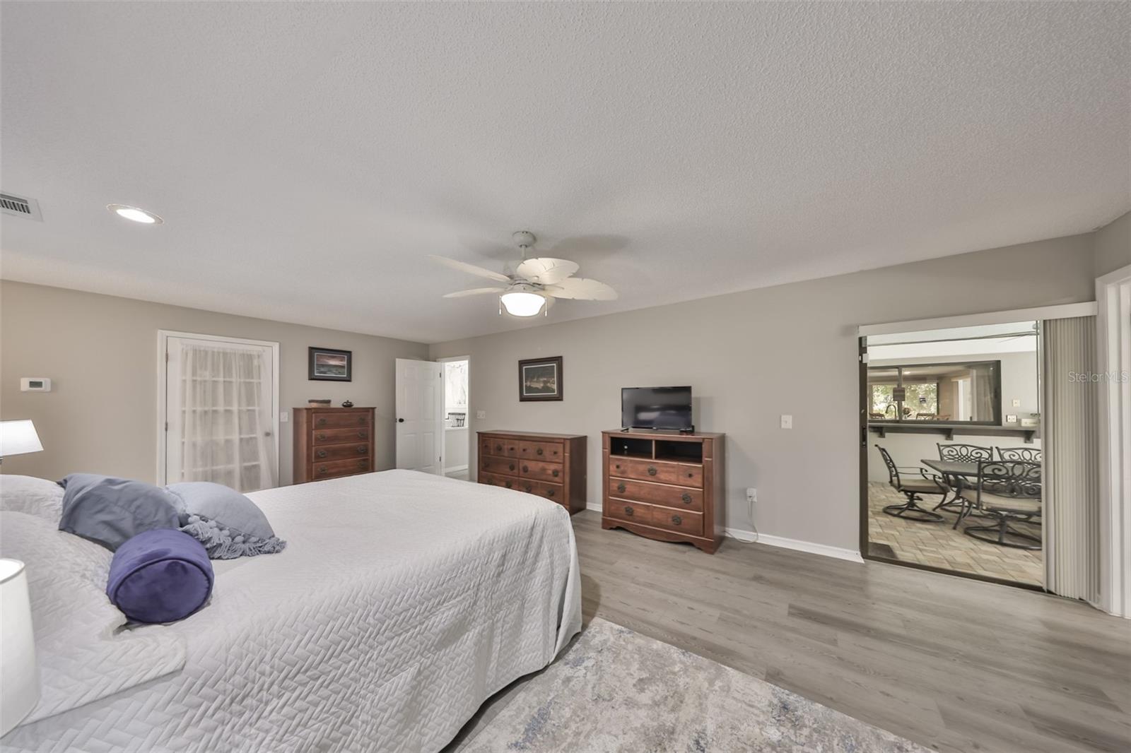 Listing photo id 16 for 1902 Sweet Bay Court