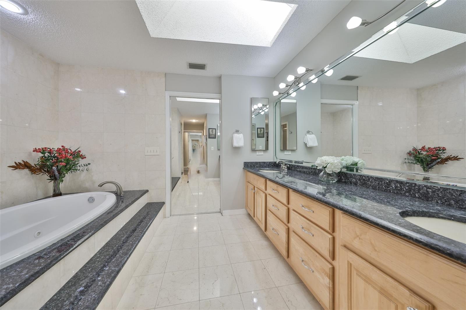 Listing photo id 17 for 1902 Sweet Bay Court