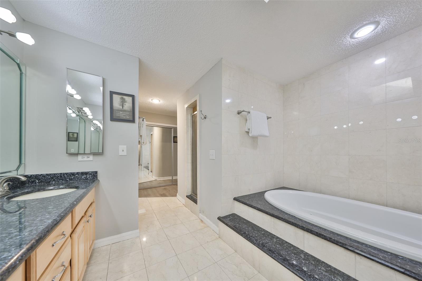 Listing photo id 19 for 1902 Sweet Bay Court