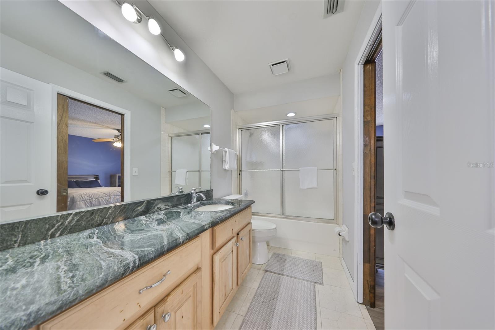 Listing photo id 35 for 1902 Sweet Bay Court