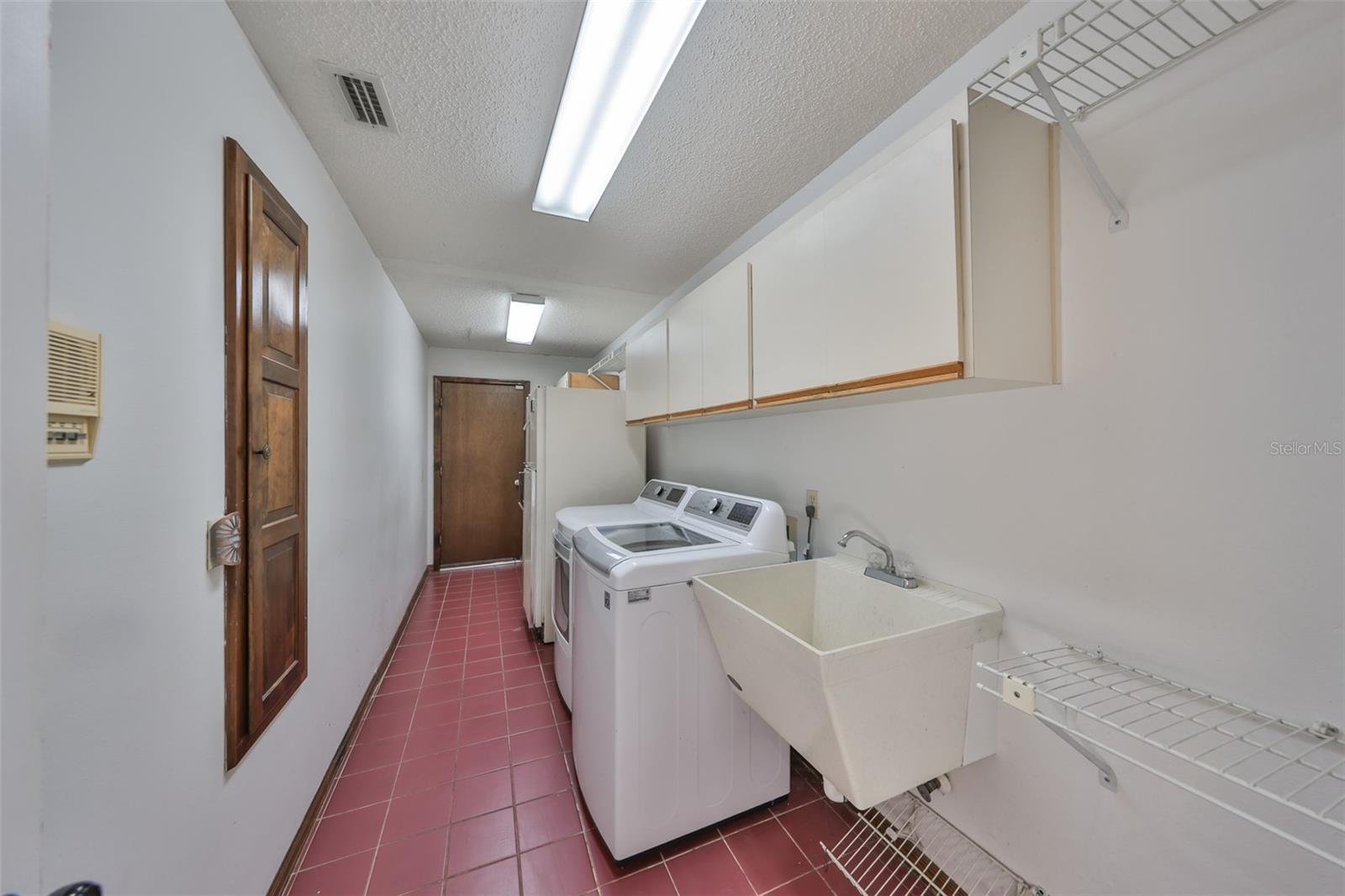 Listing photo id 52 for 1902 Sweet Bay Court