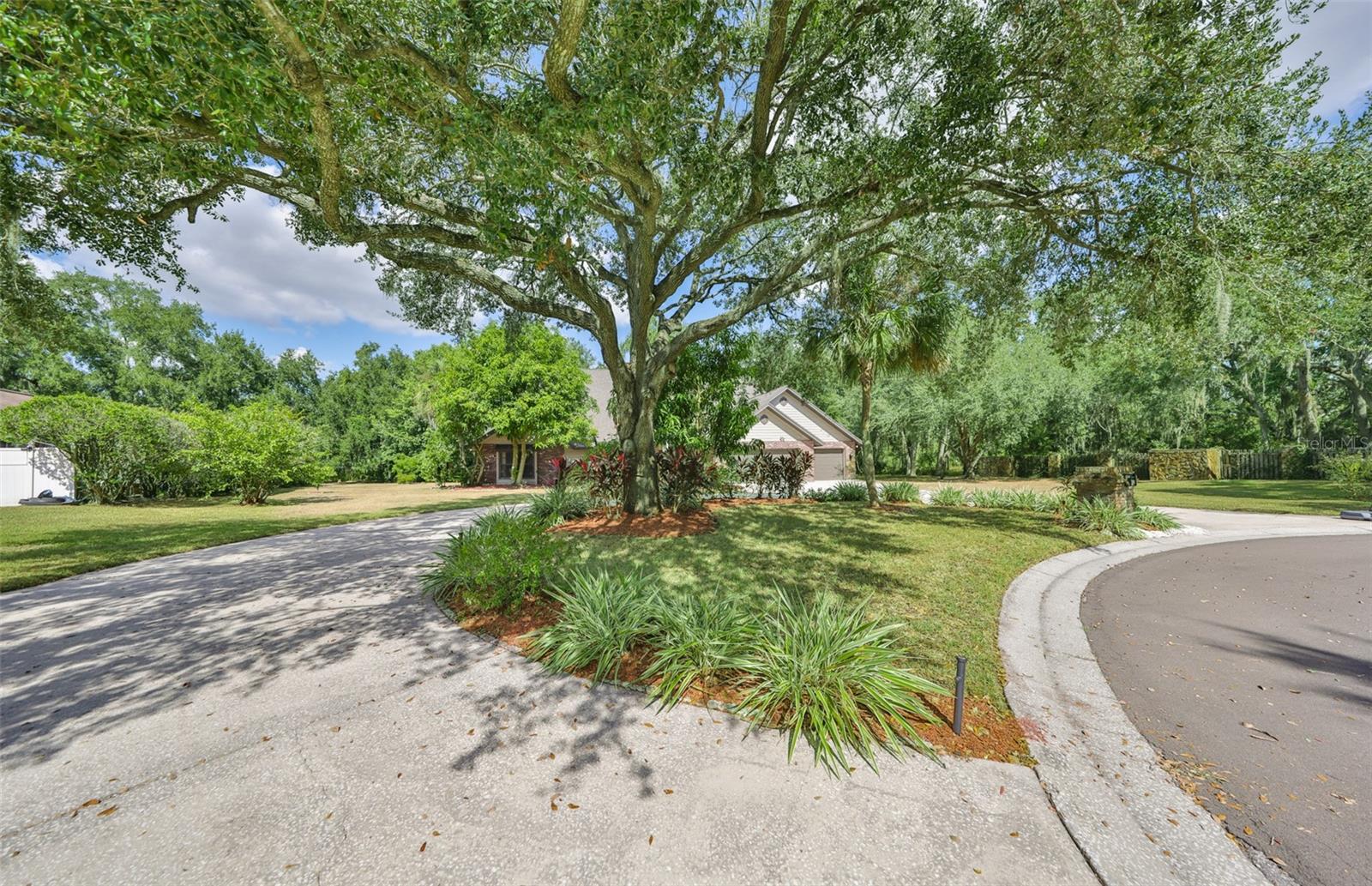 Listing photo id 63 for 1902 Sweet Bay Court