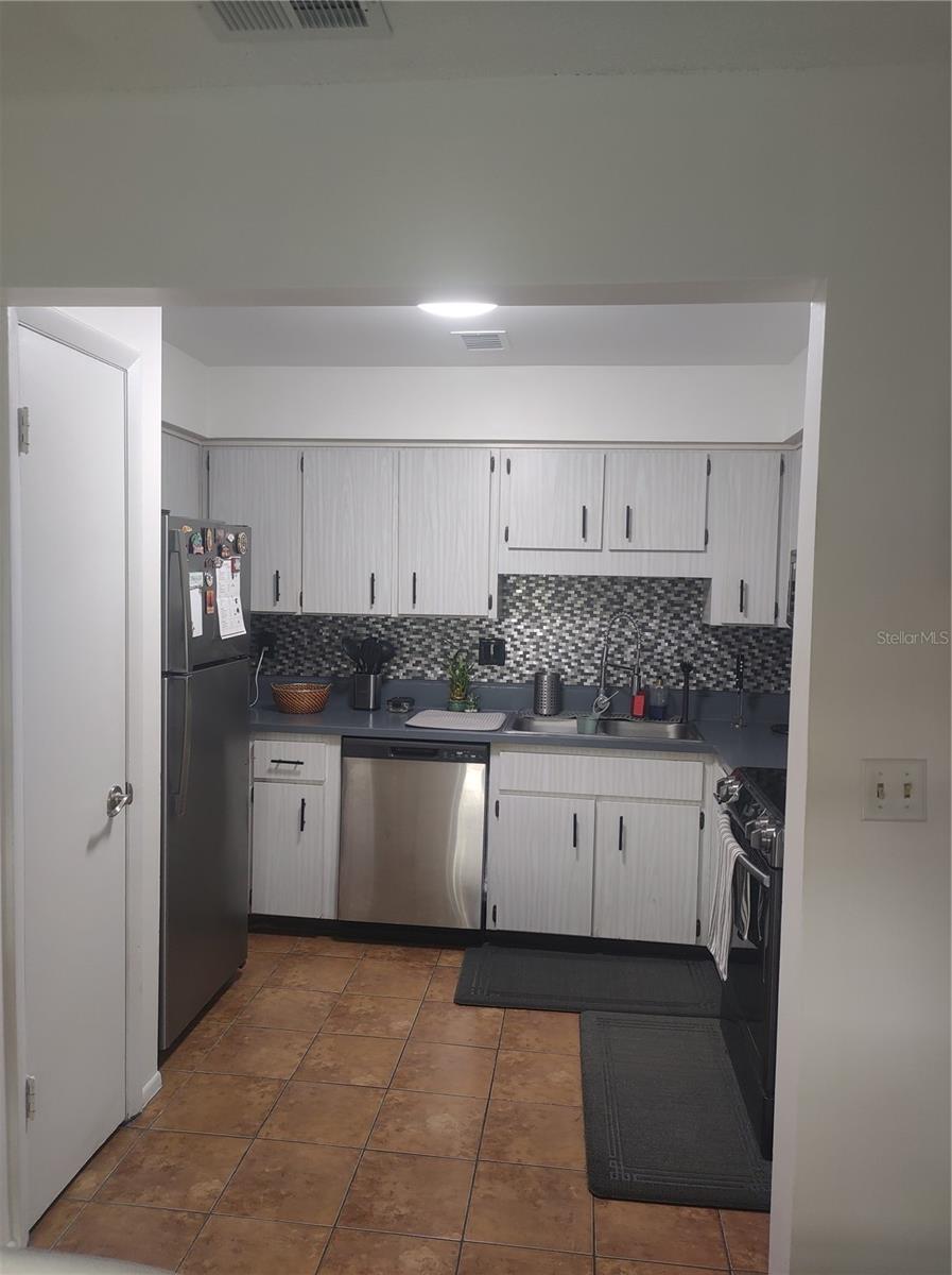 Image 8 of 22 For 7210 Manhattan Avenue 1122
