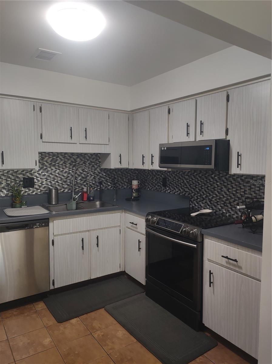 Image 9 of 22 For 7210 Manhattan Avenue 1122