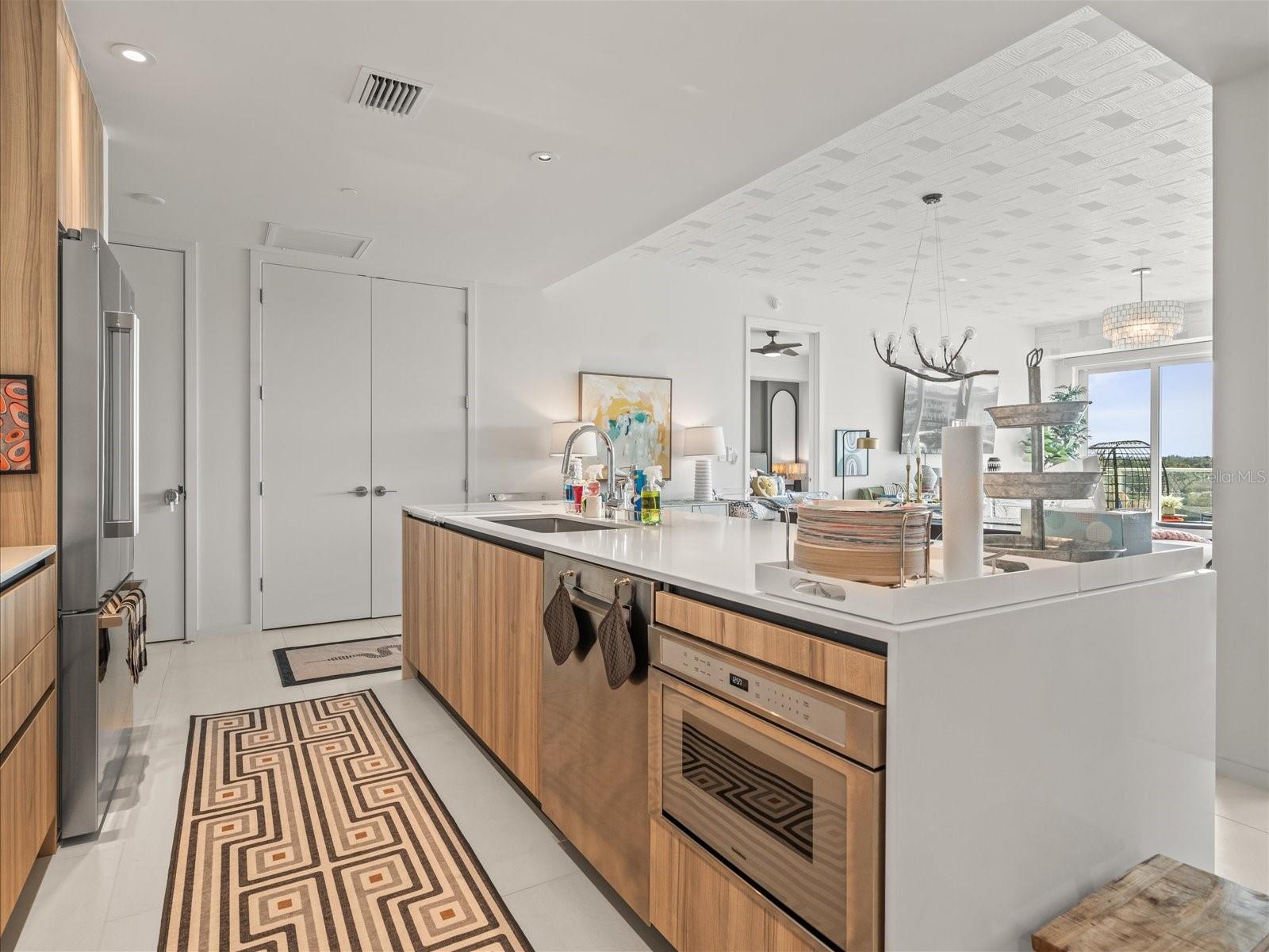 Image 21 of 93 For 1020 Sunset Point Road 511