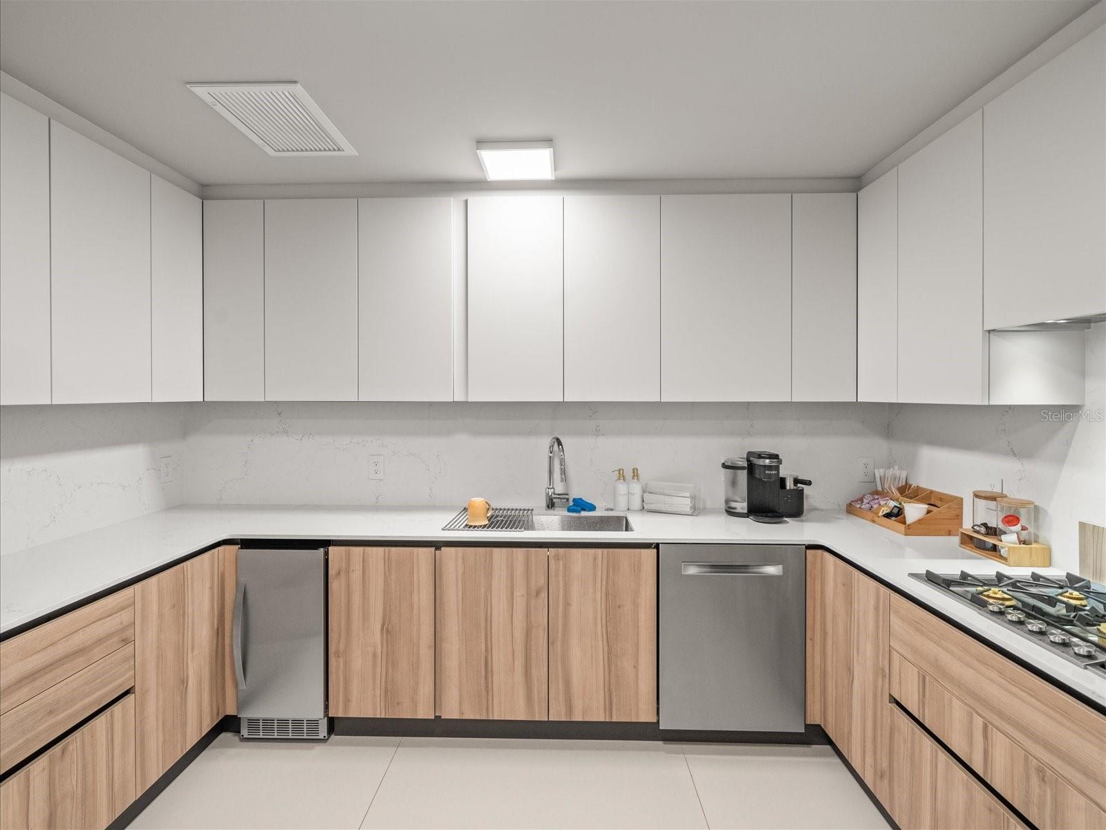 Image 50 of 93 For 1020 Sunset Point Road 511