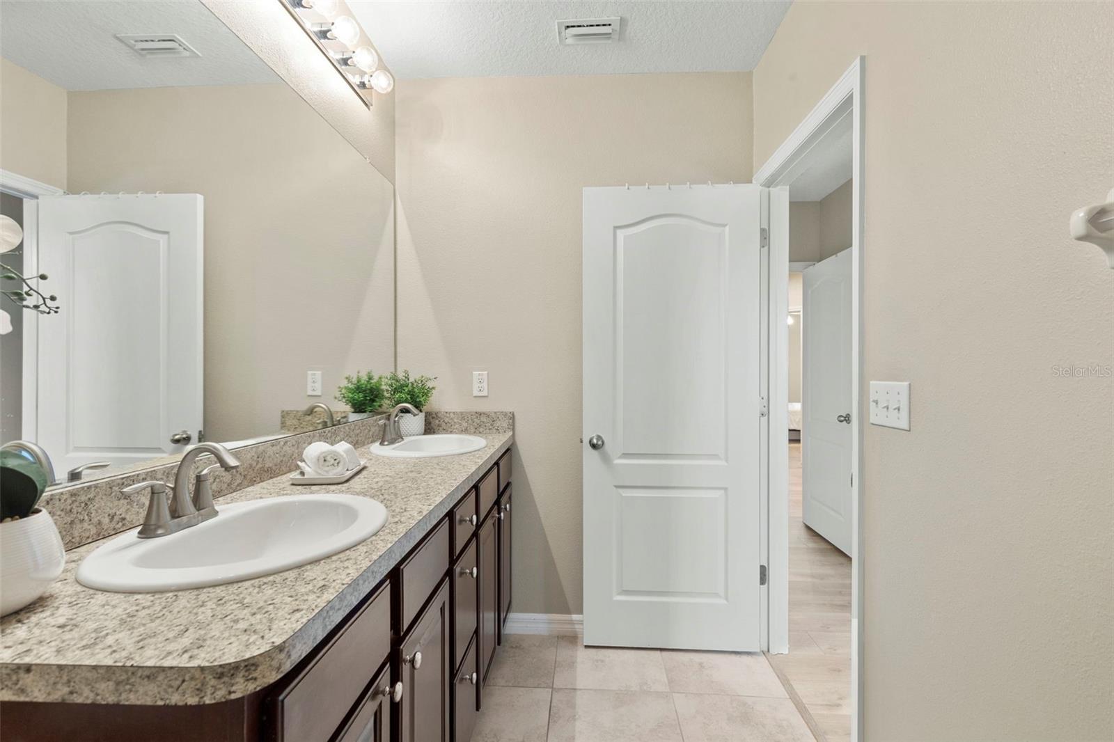 Image 37 of 85 For 3755 Silverlake Way