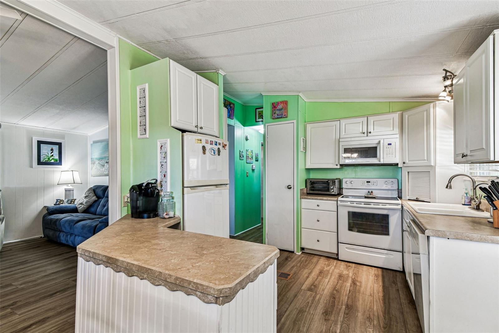 Image 10 of 77 For 12501 Ulmerton Road 71