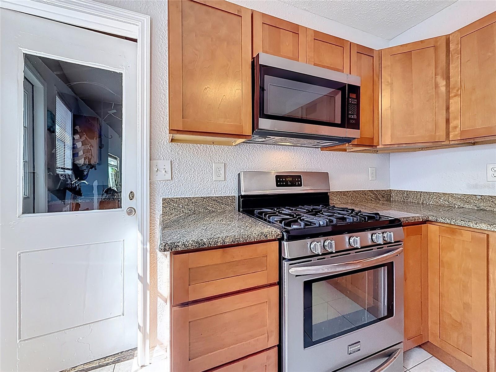 Image 29 of 65 For 320 Kingston Street S