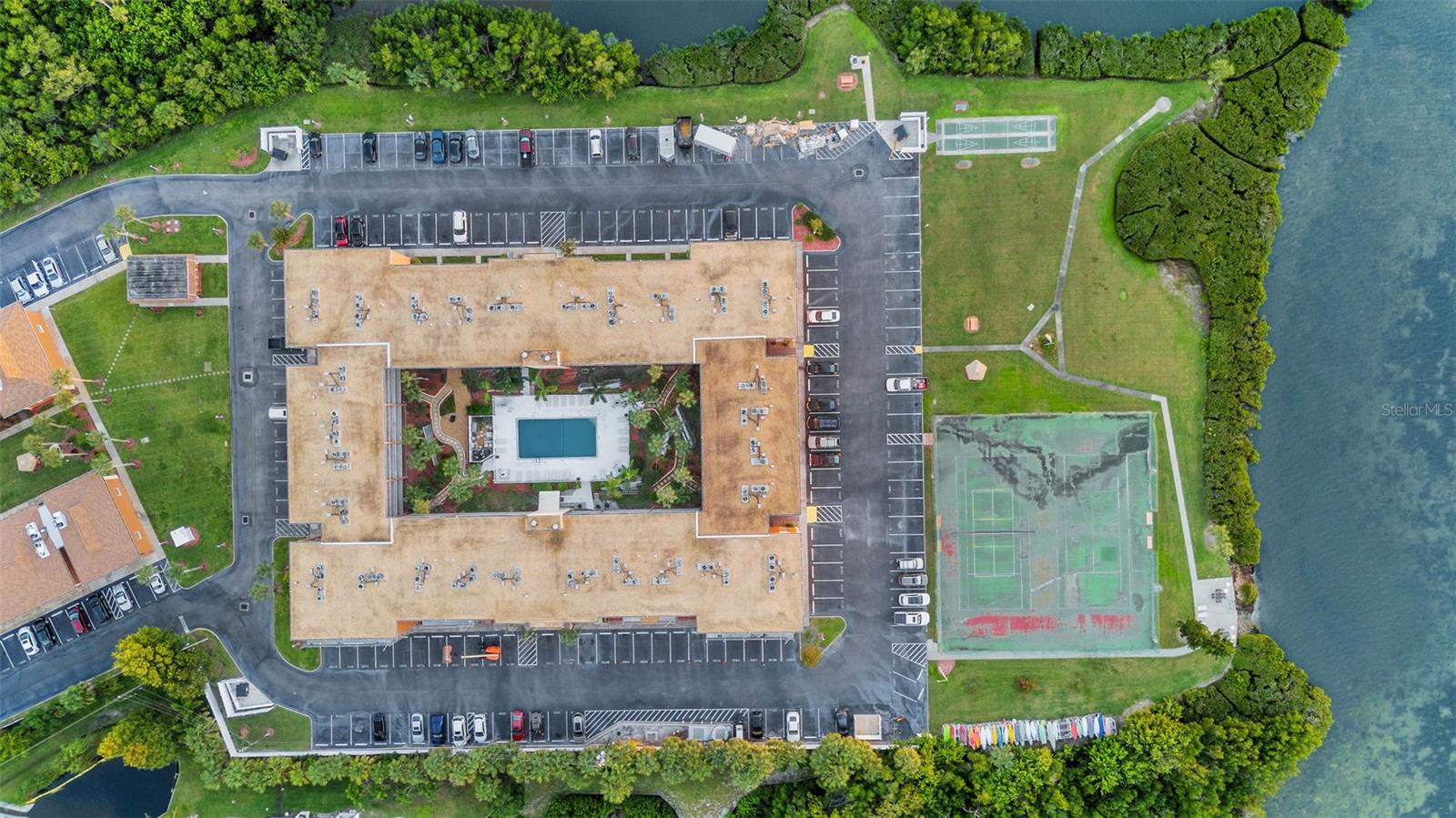 Image 16 of 51 For 12760 Indian Rocks Road 1087