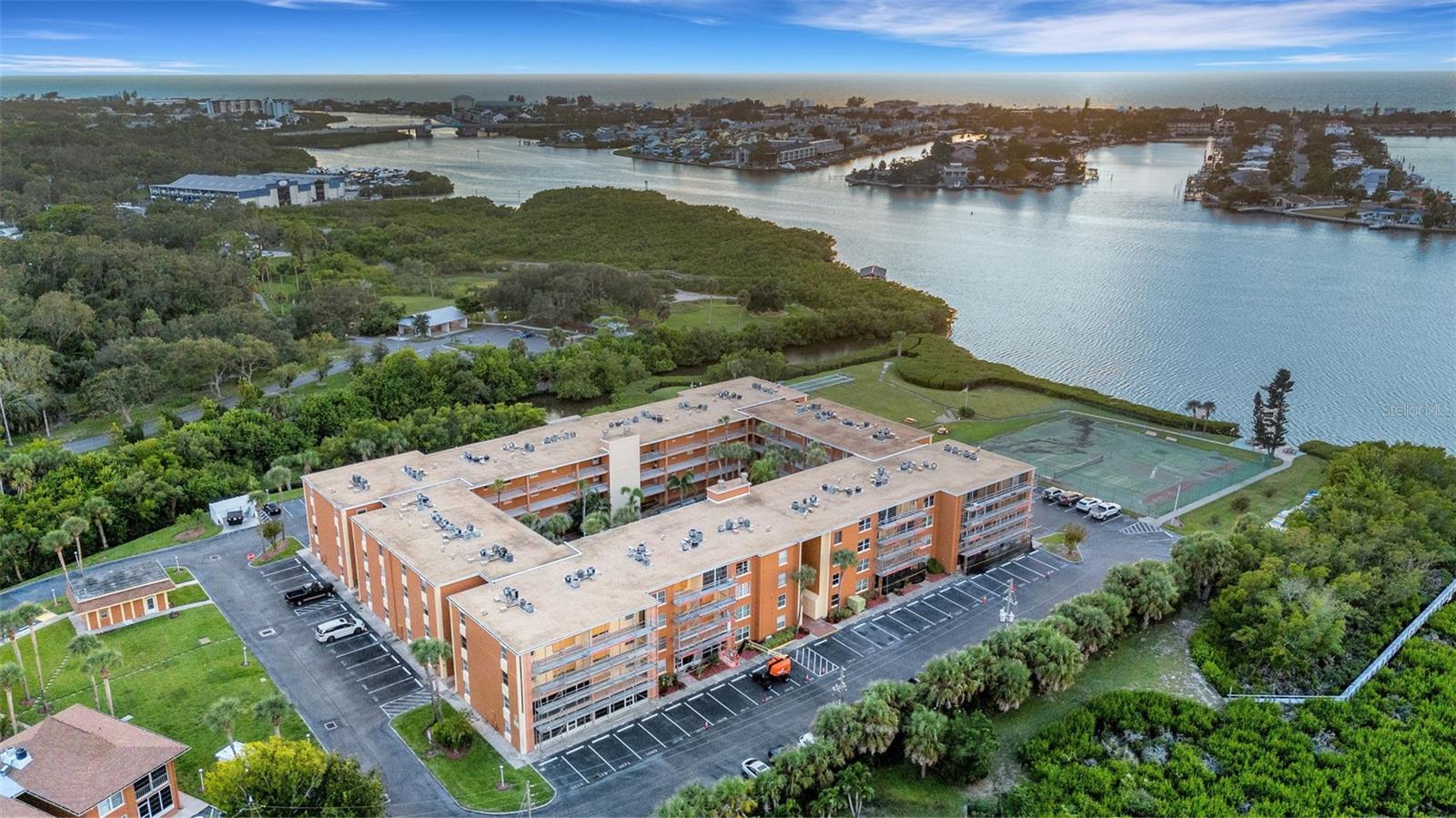 Image 6 of 51 For 12760 Indian Rocks Road 1087