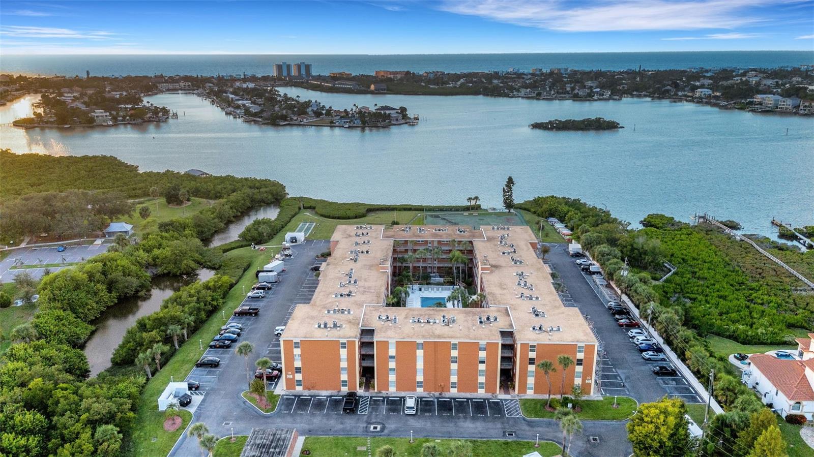 Image 7 of 51 For 12760 Indian Rocks Road 1087