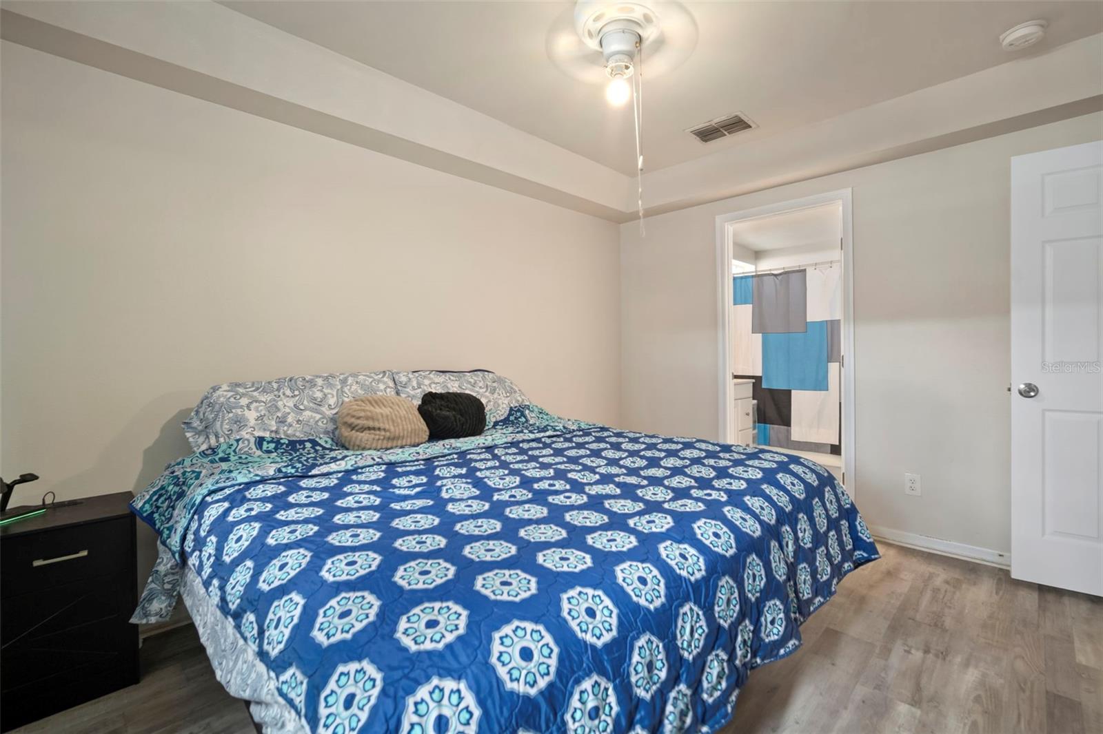 Image 16 of 37 For 923 Cape Cod Circle