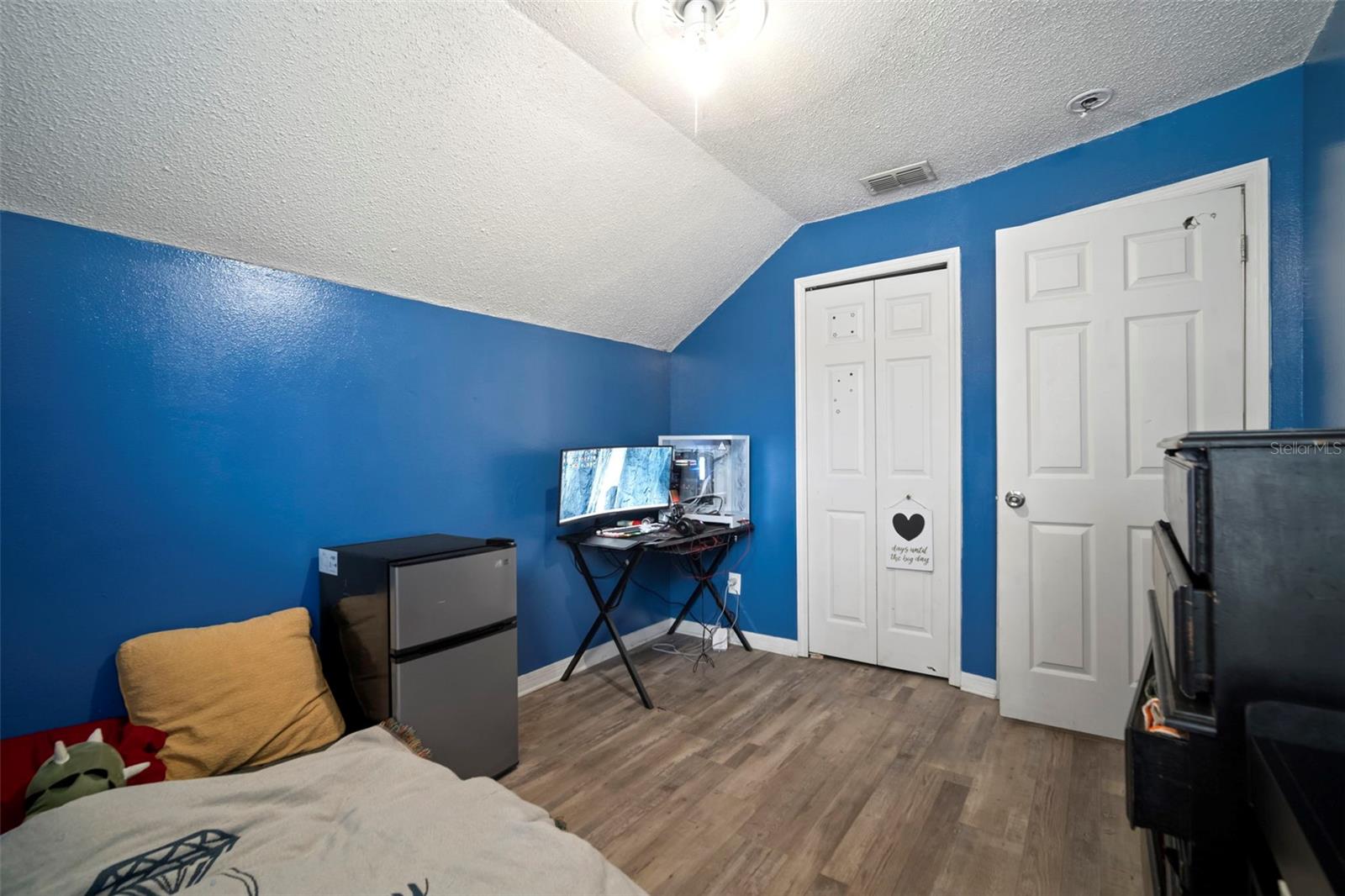 Image 21 of 37 For 923 Cape Cod Circle