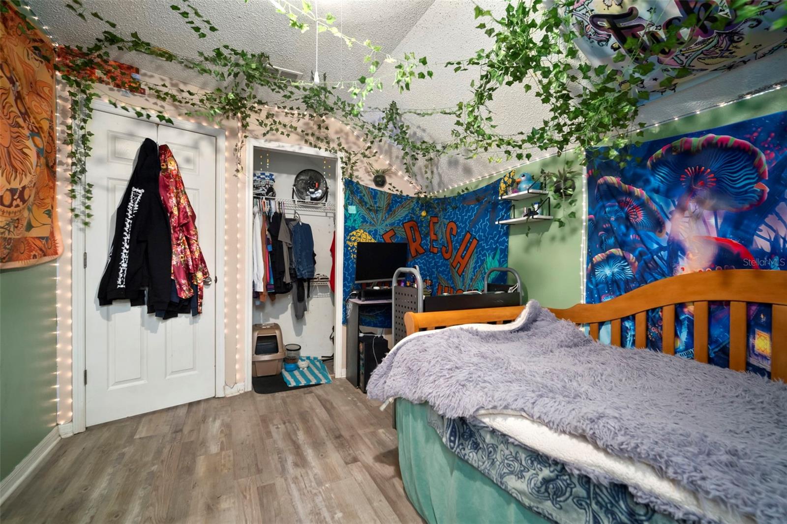 Image 24 of 37 For 923 Cape Cod Circle