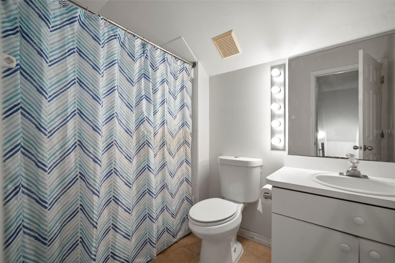 Image 28 of 37 For 923 Cape Cod Circle