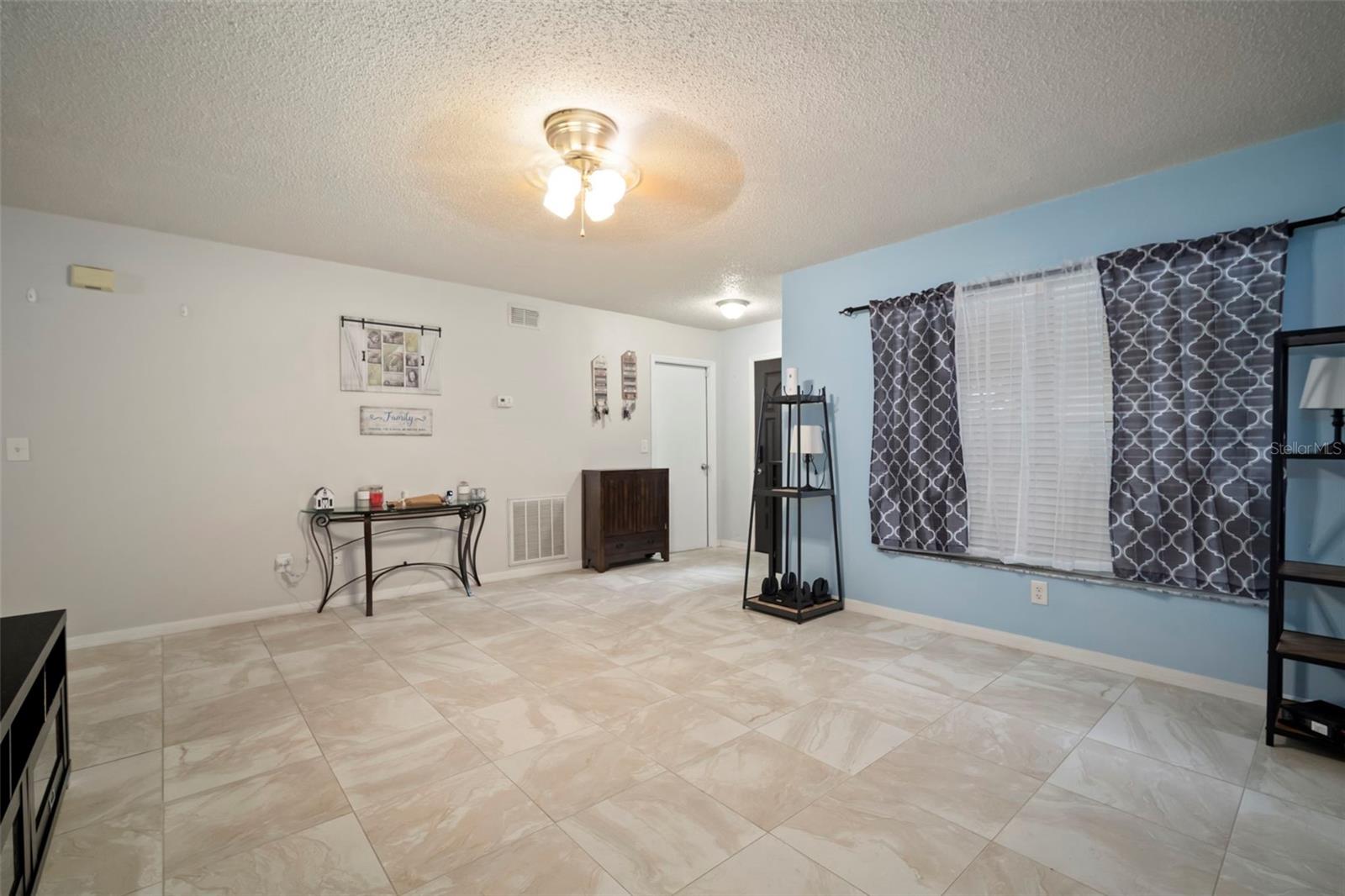 Image 9 of 37 For 923 Cape Cod Circle